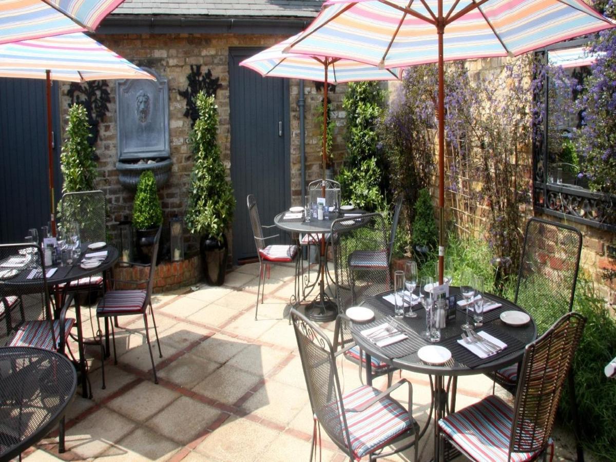 Gilbey'S Bar, Restaurant & Townhouse Bed and Breakfast Γουίνσδορ Εξωτερικό φωτογραφία